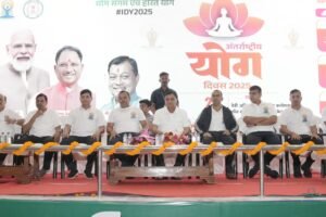 कैबिनेट मंत्री लखन लाल देवांगन के सानिध्य में सामूहिक योग कार्यक्रम हुआ आयोजित, स्वस्थ जीवनशैली का दिया संदेश 3 IMG 20250621 WA0060