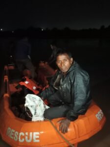 रविंद्र यादव ने नदी में तैर कर बचाई अपनी जान मछली पकड़ने गए थे तीन दोस्त, पानी बढ़ने पर एक लापता 3 IMG 20250704 WA0085