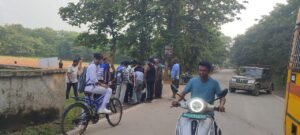 स्कूली बस की टक्कर से छात्रा घायल 1 IMG 20250723 WA0024