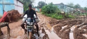 सड़क नहीं, कीचड़ का समंदर: कोरबा के बेन्दरकोना गांव के हालात बद से बदतर 3 IMG 20250723 WA0105