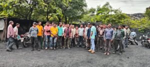 हेम्स ठेका कम्पनी के कर्मचारियों ने रेल रोकी समझौते के निर्देशों को नहीं मानने से आक्रोश 1 IMG 20250726 WA0016