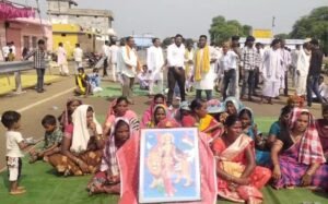 नेशनल हाईवे को ग्रामीणों ने कर दिया जाम स्कूल और धान उपार्जन केंद्र की मांग देखिए वीडियो 1 Screenshot 20250717 111903 Gallery