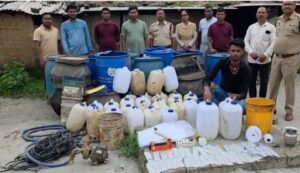 अवैध कच्ची महुआ शराब बनाने के ठिकाने पर पुलिस की दबिश,महुआ शराब बनाकर पानी पाउच में पेकिंग कर की जाती थी बिक्री,, 1 Screenshot 20250731 114104 Gallery