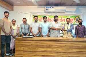 काष्ठ-शिल्प सम्राट पद्मश्री अजय भंडारी ने डॉ. राजाराम त्रिपाठी को भेंट की अद्भुत गणेश कलाकृति,* *मां दंतेश्वरी हर्बल समूह के मंच पर बस्तर की कला, कृषि और सेवा का अनोखा संगम 4 IMG 20250813 WA0030