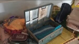 घर सुना छोड़कर गए दशगात्र में .घर में रखे एक लाख नगदी समेत आभूषण की चोरी 1 IMG 20250822 104200