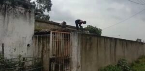 बिना अनुमति तोड़ दिया गया विद्यालय भवन , मीडिया कर्मियों को देख जेसीबी ऑपरेटर भाग निकला 1 Screenshot 20250829 164843 Gallery