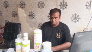 व्यापारी को ऑनलाइन सामान मंगाना पड़ा महंगा . प्रोटीन पाउडर की जगह डिब्बे में भेजा मिलावट युक्त आटा.देखिए वीडियो.... 1 vlcsnap 2025 08 20 18h35m25s789