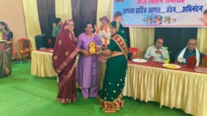 तीज मिलन में उमंगों का संगम, गीत–कविता से सजा यादव भवन,महिला प्रकोष्ठ का तीज उत्सव : कविता, नृत्य और सम्मान के रंग" 2 IMG 20250902 WA0004