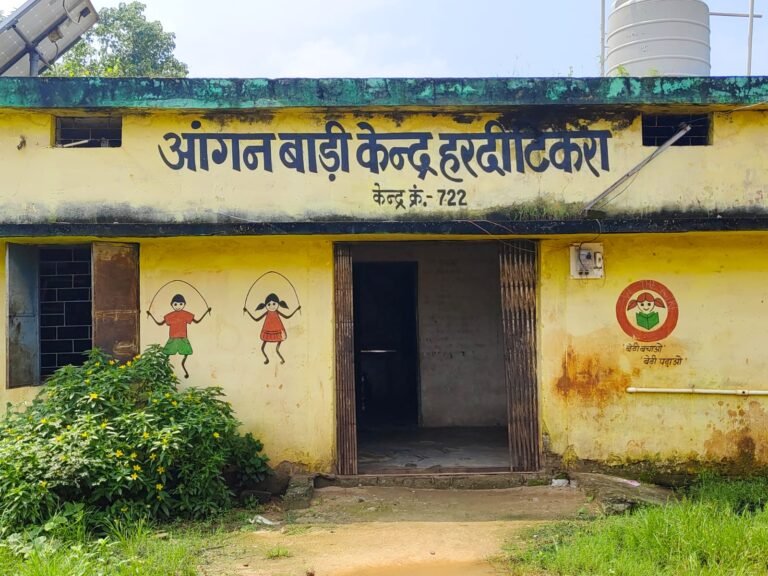 आँगनबाड़ी सहायिका भागी शादी शुदा प्रेमी के साथ, गांव में मचा बवाल, गांव वालों ने सहायिका का किया बहिष्कार