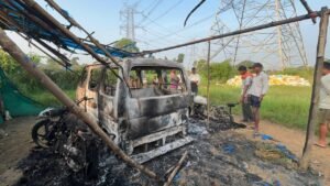 कार और दो बाइक को पेट्रोल डाल कर लगा दी गई आग ,गांव में मचा हड़कप, ग्रामीणों भारी आक्रोश,आरोपियों के विरुद्ध कार्यवाही करने की मांग, देखिए वीडियो 4 IMG 20250926 WA0013