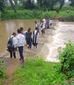 नदी-नलों के तेज बहाव में स्कूली बच्चों का पार कर जाते वीडियो आया सामने,वीडियो कोयलीबेड़ा ब्लॉक के अंजाड़ी गांव के नेलडोडा नदी का, देखिए वीडियो 1 Screenshot 20250925 130449 Gallery
