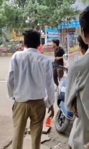 नाबालिक बहन के प्रेमी पर भड़का भाई ,सरेराह युवक की कर दी गई बेरहमी से पिटाई ,देखिए वीडियो 1 Screenshot 20250927 124725 Gallery