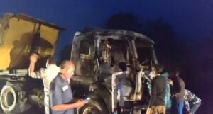 एनएच 49 पर चलते ट्रेलर में अचानक लगी आग,आग इतनी भीषण थी कि कुछ ही मिनटों में पूरा वाहन जलकर हुआ खाक , देखिए वीडियो 1 Screenshot 20251002 221247 Gallery