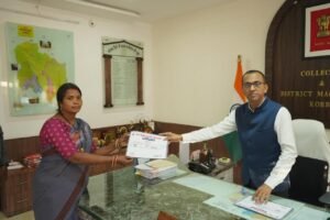 विशेष गहन पुनरीक्षण कार्यक्रम में उत्कृष्ट कार्य हेतु बीएलओ सम्मानित. कलेक्टर एवं जिला निर्वाचन अधिकारी ने किया प्रशंसा पत्र प्रदान 1 WhatsApp Image 2025 11 26 at 18.48.58