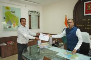 विशेष गहन पुनरीक्षण कार्यक्रम में उत्कृष्ट कार्य हेतु बीएलओ सम्मानित. कलेक्टर एवं जिला निर्वाचन अधिकारी ने किया प्रशंसा पत्र प्रदान 2 WhatsApp Image 2025 11 26 at 18.49.00