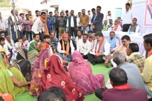 उपमुख्यमंत्री श्री विजय शर्मा ने ग्राम चरडोंगरी और बांझी में चौपाल लगाकर ग्रामीणों से किया सीधा संवाद 1 1764599112 8a044de1e27e73d89fcc