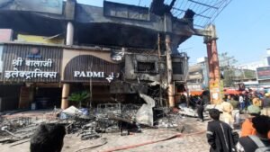 कोरबा सांसद ने अग्निकांड स्थल का किया दौरा , आग लगने पर कमियों की ओर किया इशारा , देखिए वीडियो 2 IMG 20251229 WA0018