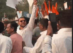 नेशनल हेराल्ड केस... कांग्रेसियों ने मोदी-शाह के पोस्टर पर पोती कालिख, VIDEO: रायपुर में बैरिकेड्स तोड़कर BJP कार्यालय घेरने निकले; भूपेश बोले-एजेंसियों का दुरुपयोग कर रही भाजपा 2 Screenshot 2025 12 17 17 50 39 076 com.ak .ta .dainikbhaskar.activity