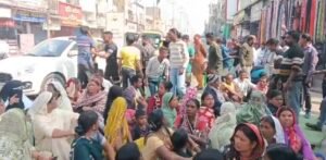 रेलवे के विरुद्ध सड़क पर उतरे लोग, बस्ती को हटाने के लिए दिया गया है नोटिस ,देखिए वीडियो 1 Screenshot 20251216 123425 Gallery