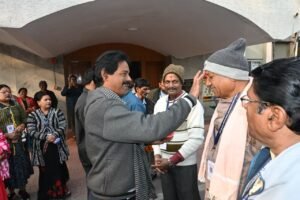 35 तीर्थयात्रियों का दल श्रीरामलला दर्शन हेतु अयोध्याधाम के लिए रवाना.महापौर संजूदेवी राजपूत ने हरी झण्डी दिखाकर बस को किया रवाना 1 WhatsApp Image 2025 12 03 at 16.18.08 1