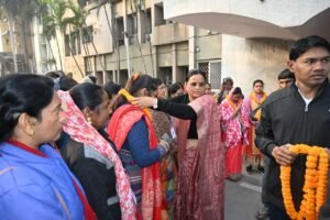 35 तीर्थयात्रियों का दल श्रीरामलला दर्शन हेतु अयोध्याधाम के लिए रवाना.महापौर संजूदेवी राजपूत ने हरी झण्डी दिखाकर बस को किया रवाना 2 WhatsApp Image 2025 12 03 at 16.18.08