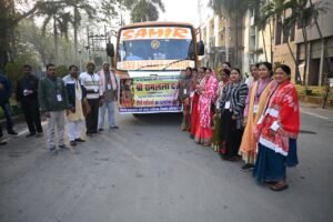 35 तीर्थयात्रियों का दल श्रीरामलला दर्शन हेतु अयोध्याधाम के लिए रवाना.महापौर संजूदेवी राजपूत ने हरी झण्डी दिखाकर बस को किया रवाना 3 WhatsApp Image 2025 12 03 at 16.18.09 1