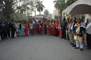 35 तीर्थयात्रियों का दल श्रीरामलला दर्शन हेतु अयोध्याधाम के लिए रवाना.महापौर संजूदेवी राजपूत ने हरी झण्डी दिखाकर बस को किया रवाना 4 WhatsApp Image 2025 12 03 at 16.18.09