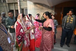 35 तीर्थयात्रियों का दल श्रीरामलला दर्शन हेतु अयोध्याधाम के लिए रवाना.महापौर संजूदेवी राजपूत ने हरी झण्डी दिखाकर बस को किया रवाना 6 WhatsApp Image 2025 12 03 at 16.18.12