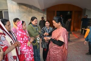 35 तीर्थयात्रियों का दल श्रीरामलला दर्शन हेतु अयोध्याधाम के लिए रवाना.महापौर संजूदेवी राजपूत ने हरी झण्डी दिखाकर बस को किया रवाना 7 WhatsApp Image 2025 12 03 at 16.18.18