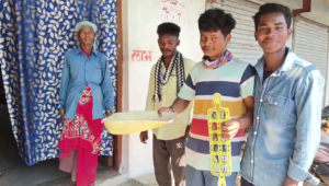 छेरछेरा से पहले ही डंडा नृत्य करने वाली टीम पहुंच रही गांव.नई फसल आने की खुशी में मनाने की है परंपरा 1 vlcsnap 2025 12 31 16h59m10s408