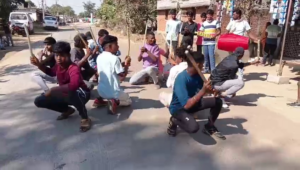 छेरछेरा से पहले ही डंडा नृत्य करने वाली टीम पहुंच रही गांव.नई फसल आने की खुशी में मनाने की है परंपरा 2 vlcsnap 2025 12 31 16h59m16s474