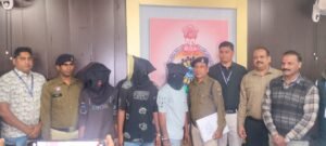 पेट्रोल पंप लूटने वाले गिरफ्तार, देसी कट्टा, कारतूस चाकू आदि जप्त 2 IMG 20260119 WA0055