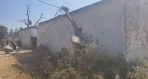 हाईवा चालक ने तोड़ डाला अनेक विद्युत खंभों को , देखिए वीडियो 1 Screenshot 20260111 163150 WhatsApp