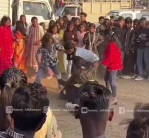 तीन लड़कियों ने एक युवक की जमकर की पिटाई, डांस को लेकर हुए विवाद का वीडियो वायरल 1 Screenshot 20260115 125213 Gallery