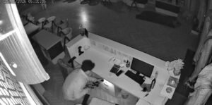 एक घंटे के भीतर दो दुकानों में चोरी ,चोरों की करतूत कमरे में कैद 1 Screenshot 20260122 153048 Gallery