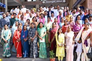 उपमुख्यमंत्री श्री विजय शर्मा एवं वन मंत्री श्री केदार कश्यप ने पशुपालकों एवं बिहान दीदियों के साथ किया आधुनिक डेयरियों का भ्रमण 5 1771074802 51166f7335beacc79af8