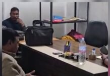 सरगुजा में एसीबी (एंटी करप्शन ) की बड़ी कार्यवाही ,हाउसिंग बोर्ड के संभागीय कमिश्नर और बाबू रिश्वत लेते रंगे हाथ पकड़ाये , ठेकेदार से 50 हजार रुपये रिश्वत की मांग की थी हाउसिंग बोर्ड के संभागीय कमिश्नर ने, देखिए वीडियो