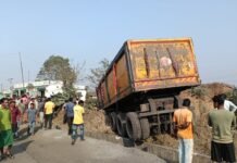 रांग साइड ट्रेलर का गांव में कहर , गर्भवती महिला की दर्दनाक मौत, ग्रामीणों ने किया चक्काजाम,देखिए वीडियो