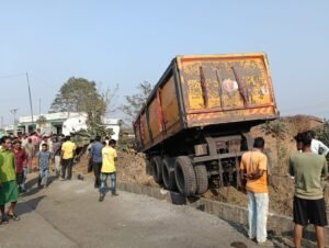 रांग साइड ट्रेलर का गांव में कहर , गर्भवती महिला की दर्दनाक मौत, ग्रामीणों ने किया चक्काजाम,देखिए वीडियो 1 IMG 20260214 WA0044