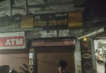 सीपत के खमरिया में रमेश ज्वेलर्स पर दिनदहाड़े लूट, 2 बाइक में आए 3 बदमाश 8–10 किलो चांदी और 60 ग्राम सोना लेकर फरार, देखिए वीडियो