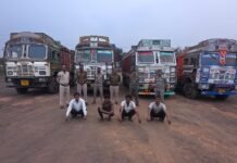 रायगढ़ पुलिस की कबाड़ पर अब तक की सब से बड़ी कार्यवाही, 4 ट्रकों से 80 टन अवैध कबाड़ जब्त, लगभग 82 लाख रुपये की संपत्ति पर वैधानिक कार्यवाही