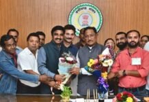 मुख्यमंत्री से छत्तीसगढ़ कर्मचारी अधिकारी फेडरेशन के प्रतिनिधिमंडल ने की मुलाकात,बजट में अधिकारियों-कर्मचारियों के लिए कैशलैस चिकित्सा सुविधा की घोषणा पर जताया मुख्यमंत्री का आभार