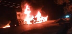 कोटगढ़ में भीषण सड़क हादसा, तीन टेलरों के बीच ज़बरदस्त भिड़ंत,टक्कर के बाद ट्रेलर में लगी भीषण आग, एक चालक की मौके पर मौत, देखिए वीडियो 1 Screenshot 20260208 112949 Gallery