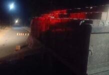 बाइक सवार खड़े ट्रैक्टर से टकराये दो लोगों की मौत