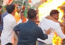 सारंगढ़ में पुतला दहन के दौरान बड़ा हादसा, पुतले को जलाने के दौरान युवा कांग्रेस के जिला अध्यक्ष झुलसे, देखिए वीडियो