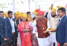 बौद्ध परंपराओं के साथ छह नवदंपत्तियों ने लिया जीवनभर साथ निभाने का संकल्प