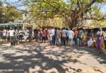 कोल ब्लॉक के विरोध में लोगों ने किया चक्का जाम.करतला मार्ग पर तौलीपाली में सड़क पर ग्रामीण