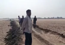 महानदी के बीच अवैध रपटा बनाकर वसूली : राहगीरों से 30 से 150 रुपये तक वसूले जा रहे, पैसे लेने के बाद नहीं देते रसीद