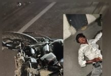 खड़े ट्रेलर से टकराकर बाइक सवार घायल