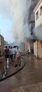 अपार्टमेंट के एक हिस्से में लगी आग, मकान के अंदर इलेक्ट्रॉनिक आइटम का है गोदाम ,लाखों का सामान जलकर खाक, देखिए वीडियो 2 IMG 20260301 WA0032